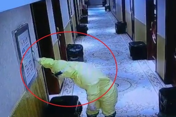 Y tá Trung Quốc hôn con trai qua cửa kính sau 26 ngày không gặp-1
