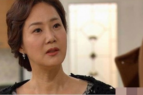 Mẹ chồng gọi điện kể tội con dâu lười, bẩn không ngờ thông gia đáp một câu khiến bà im bặt