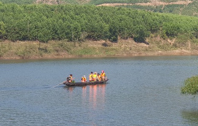 [Nóng] Chìm thuyền chở 10 người ở Quảng Nam, 6 người mất tích-1