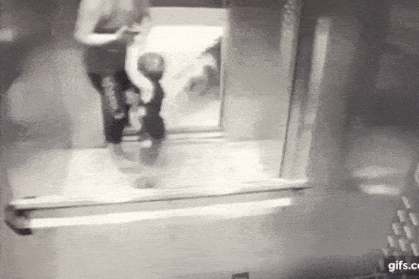 Bảo mẫu linh tính xấu nên bế bé trai 3 tuổi chạy sang nhà hàng xóm cầu cứu, bố mẹ đứa trẻ rùng mình khi xem lại camera an ninh-8