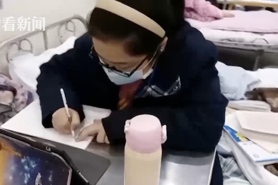 Phải nằm giường cách ly, nữ sinh vẫn mang theo một bọc hành lý đặc biệt khiến cộng đồng mạng trầm trồ nể phục