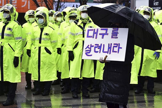 'Còn sống chứ?' - sợ hãi bao phủ tâm điểm dịch Daegu