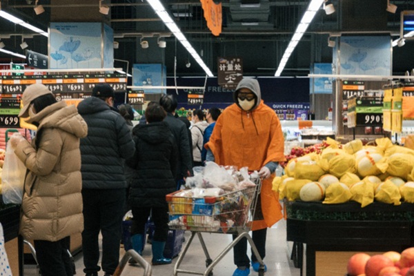 Cuộc sống bị cách ly của gia đình Vũ Hán qua lời kể của con gái: Mỗi lần đổ rác là phải chạy, đến rau xanh cũng là thứ xa xỉ-3