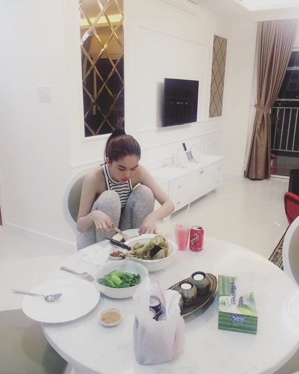 Phượng Chanel tự tin đọ sắc bên Ngọc Trinh nhưng sự chú ý lại dồn vào cách tạo dáng khó hiểu của Nữ hoàng nội y-4