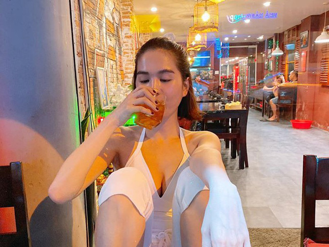 Phượng Chanel tự tin đọ sắc bên Ngọc Trinh nhưng sự chú ý lại dồn vào cách tạo dáng khó hiểu của Nữ hoàng nội y-5