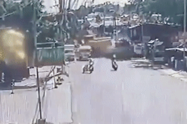 Tránh xe đi sai làn, container tông sập nhà dân-1