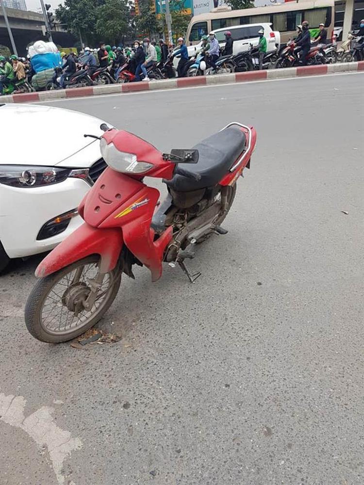 Không đền được tiền sửa ô tô sau va chạm, người đàn ông để xe máy lại hiện trường rồi rời đi-2