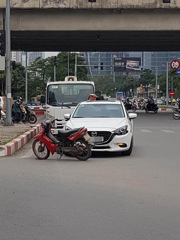 Không đền được tiền sửa ô tô sau va chạm, người đàn ông để xe máy lại hiện trường rồi rời đi-3