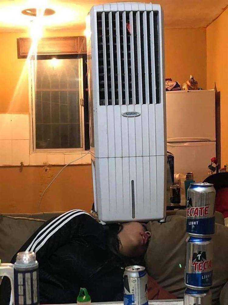 Dân mạng chết cười” với bộ ảnh cô vợ bị chồng hại” khi uống say quên trời quên đất, đến máy xay sinh tố đặt lên đầu cũng không hay biết-9