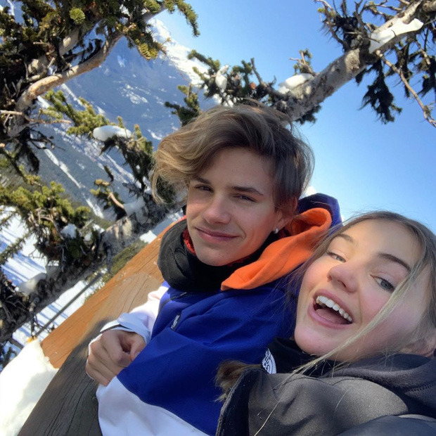 Beckham đốn tim fan bằng hành động quỳ gối đỡ cô bé Harper: Quả thật, con gái là người tình kiếp trước của cha-7