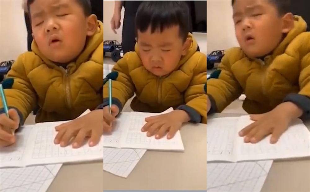 Phải học bài dù đang được nghỉ ở nhà, cậu bé gật gà gật gù nhưng biểu cảm khiến ai nấy không nhịn được cười-1