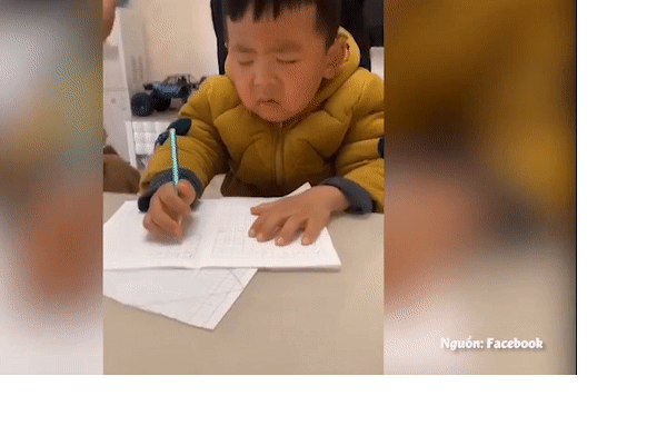 Phải học bài dù đang được nghỉ ở nhà, cậu bé gật gà gật gù nhưng biểu cảm khiến ai nấy không nhịn được cười