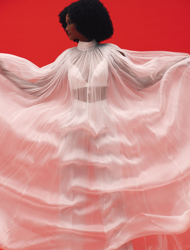 Tắc kè hoa HHen Niê tung bộ ảnh cực lạ sau khi kết thúc nhiệm kỳ Hoa hậu: Đầy hoang dại, body sexy khó cưỡng-11