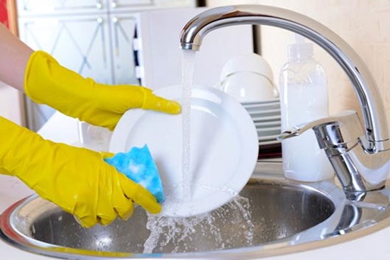 Mẹo hay giúp các mẹ nội trợ xử lý bát đũa dầu mỡ sạch bong