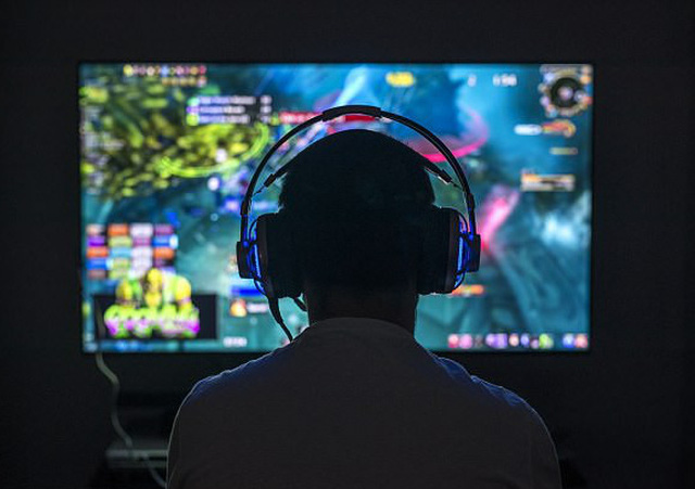 Mượn điện thoại bạn trai chơi game, cô gái phát hiện sừng dài cả mét, vội cảnh tỉnh hội chị em-1