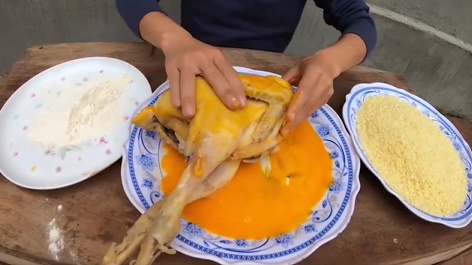 CHỨNG NÀO TẬT NẤY: Con trai bà Tân Vlog khiến người nhìn phát ghê khi dùng tay trần sờ mó đồ ăn-1