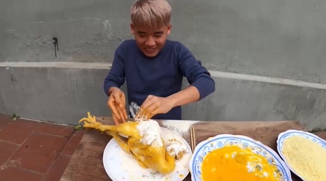 CHỨNG NÀO TẬT NẤY: Con trai bà Tân Vlog khiến người nhìn phát ghê khi dùng tay trần sờ mó đồ ăn-3
