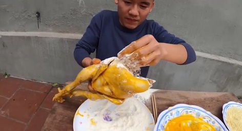 CHỨNG NÀO TẬT NẤY: Con trai bà Tân Vlog khiến người nhìn phát ghê khi dùng tay trần sờ mó đồ ăn-4