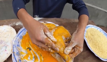 CHỨNG NÀO TẬT NẤY: Con trai bà Tân Vlog khiến người nhìn phát ghê khi dùng tay trần sờ mó đồ ăn-5