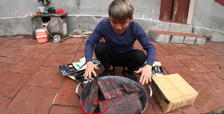 CHỨNG NÀO TẬT NẤY: Con trai bà Tân Vlog khiến người nhìn phát ghê khi dùng tay trần sờ mó đồ ăn-8