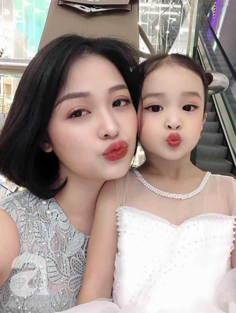 Bị mẹ tét mông, bà cụ non 5 tuổi tự quay clip tâm sự: Mẹ tớ thế đấy các bạn ạ, bảo yêu mình mà lại đánh mình-2