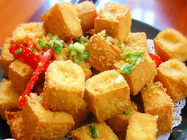 Cho ngay dầu vào chảo là sai, hãy bôi thứ này xuống đáy chảo trước khi rán, đảm bảo đậu phụ giòn tan-1