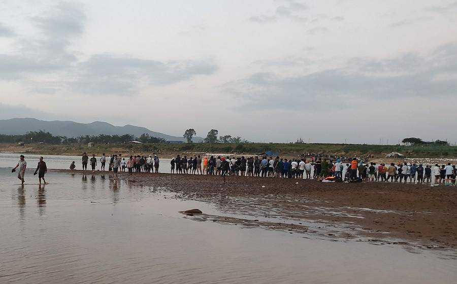 Lật ghe chở 10 người ở Quảng Nam: Tang thương đón 6 thi thể từ đáy sông-1