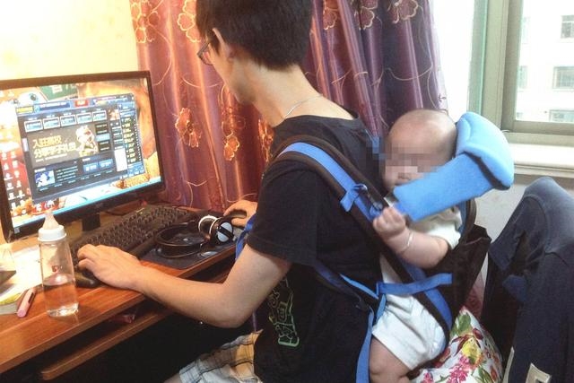 Dặn chồng ở nhà pha sữa cho con, sau 2 tiếng trở về vợ suýt ngất khi nhìn bãi chiến trường trước mắt-3