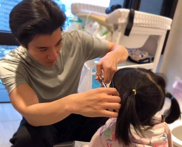 Dặn chồng ở nhà pha sữa cho con, sau 2 tiếng trở về vợ suýt ngất khi nhìn bãi chiến trường trước mắt-4