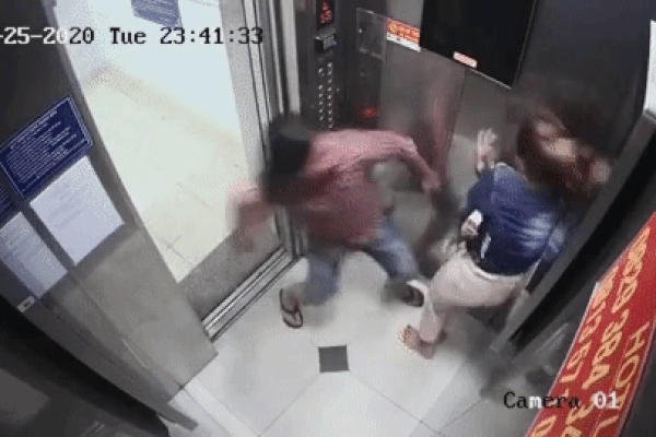 Clip: Gã đàn ông hành hung người phụ nữ trong thang máy, đấm liên tiếp vào mặt rồi túm tóc dã man khiến dư luận phẫn nộ-1
