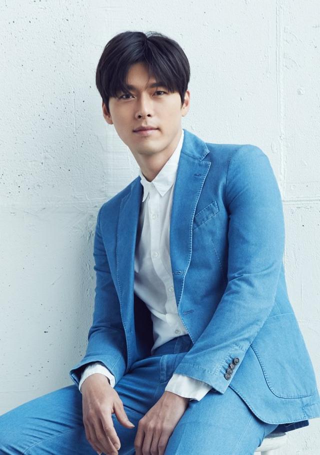 Loạt ảnh tuổi 23 của Hyun Bin gây sốt vì sở hữu combo gây sát thương: Góc nghiêng cực phẩm lại thêm má lúm đồng tiền-5