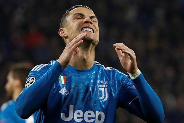 Bị đối thủ hết ăn vạ rồi đổ tội oan, Ronaldo đáp trả bằng kiểu cười độc chưa từng xuất hiện trước kia, báo Ý liền xuýt xoa: Xứng đáng làm meme-6