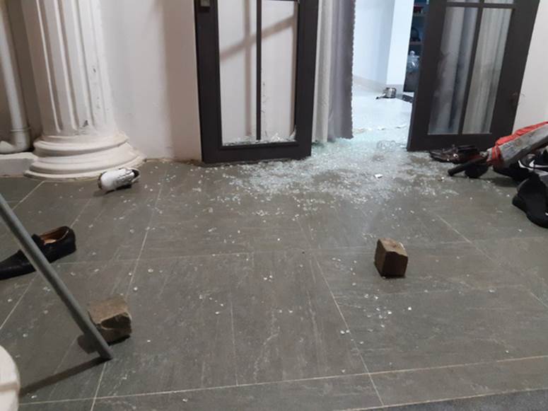 Nhóm thanh niên cầm hung khí xông vào biệt thự của Chủ tịch công ty bất động sản đập phá táo tợn-1