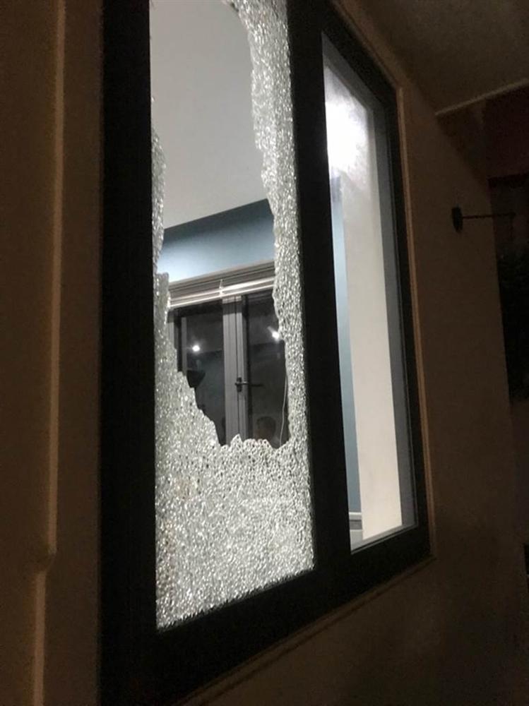 Nhóm thanh niên cầm hung khí xông vào biệt thự của Chủ tịch công ty bất động sản đập phá táo tợn-4