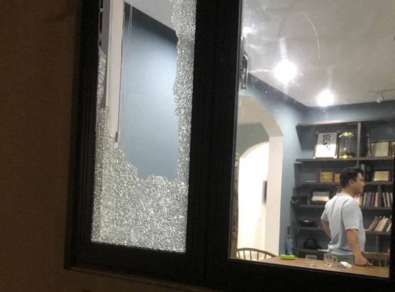 Nhóm thanh niên cầm hung khí xông vào biệt thự của Chủ tịch công ty bất động sản đập phá táo tợn-5