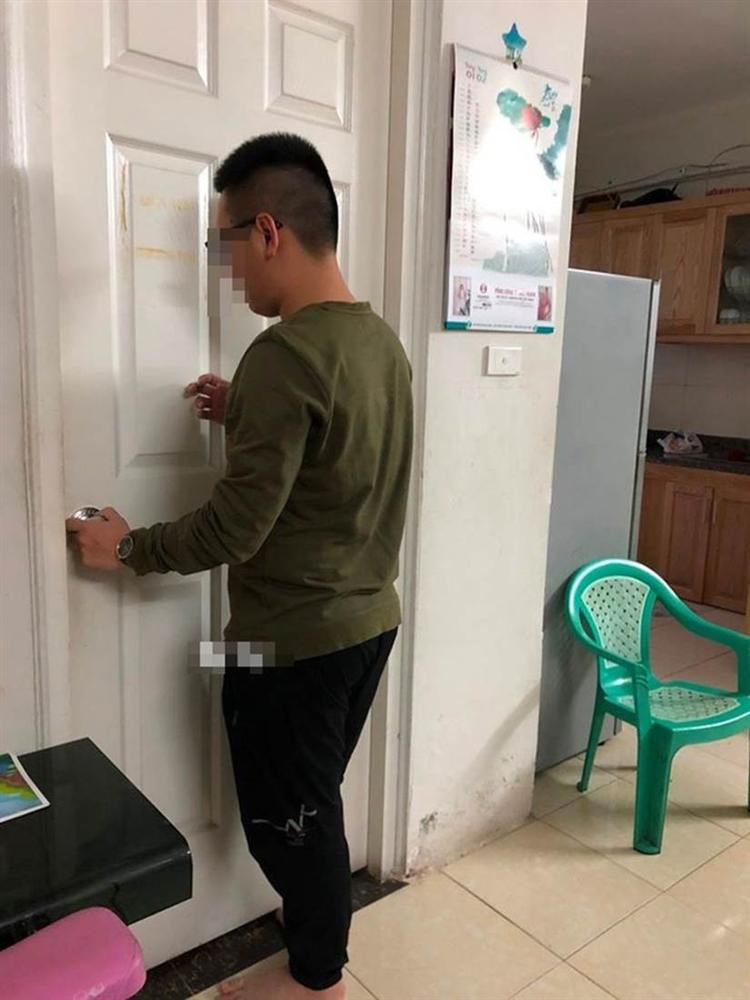 Bị vợ khóa phòng không cho vào, anh chồng nấu ngay món thịt kho tàu bê ra trước cửa đứng thổi-1