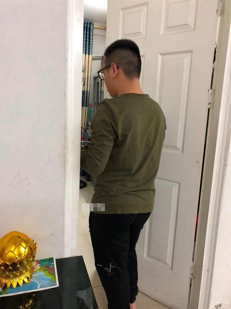 Bị vợ khóa phòng không cho vào, anh chồng nấu ngay món thịt kho tàu bê ra trước cửa đứng thổi-4