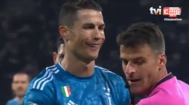 Bị đối thủ hết ăn vạ rồi đổ tội oan, Ronaldo đáp trả bằng kiểu cười độc chưa từng xuất hiện trước kia, báo Ý liền xuýt xoa: Xứng đáng làm meme-2