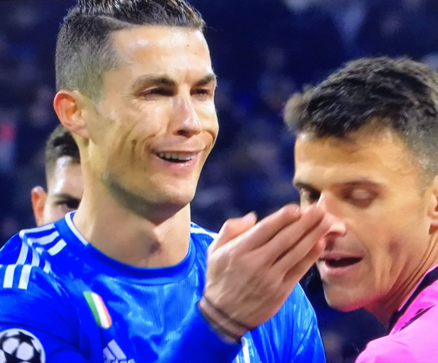 Bị đối thủ hết ăn vạ rồi đổ tội oan, Ronaldo đáp trả bằng kiểu cười độc chưa từng xuất hiện trước kia, báo Ý liền xuýt xoa: Xứng đáng làm meme-3
