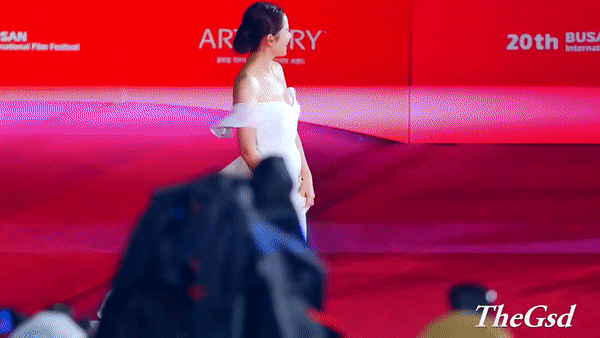 Những lần khuynh đảo thảm đỏ của chị đẹp Son Ye Jin: Hàng trăm khoảnh khắc tựa nữ thần vẫn không gây bão bằng cái nắm tay với người đàn ông này-1