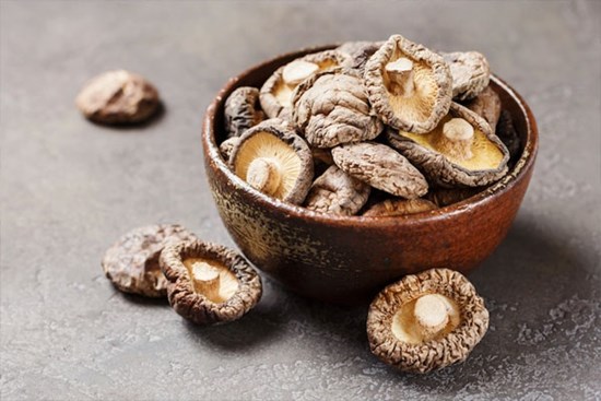 Ngâm nấm hương với nước nóng là sai, 90% bà nội trợ chưa biết cách làm đúng