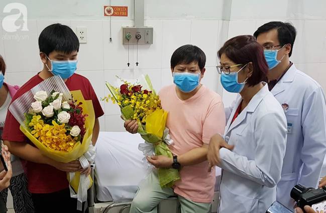 Tâm sự xúc động của bác sĩ và nhân viên bệnh viện Chợ Rẫy trực tiếp điều trị, chăm sóc cho hai cha con người Trung Quốc nhiễm Covid-19-10