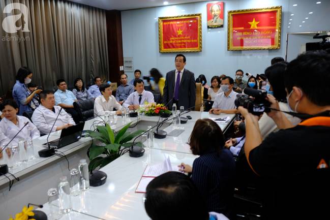 Tâm sự xúc động của bác sĩ và nhân viên bệnh viện Chợ Rẫy trực tiếp điều trị, chăm sóc cho hai cha con người Trung Quốc nhiễm Covid-19-11