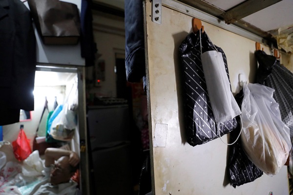 Không thể ra ngoài, hàng nghìn người nghèo Hong Kong nhốt mình trong nhà quan tài từ sáng đến đêm vì sợ virus corona-10