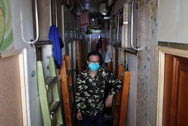 Không thể ra ngoài, hàng nghìn người nghèo Hong Kong nhốt mình trong nhà quan tài từ sáng đến đêm vì sợ virus corona-3
