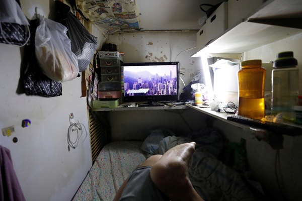 Không thể ra ngoài, hàng nghìn người nghèo Hong Kong nhốt mình trong nhà quan tài từ sáng đến đêm vì sợ virus corona-4