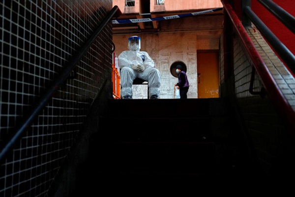 Không thể ra ngoài, hàng nghìn người nghèo Hong Kong nhốt mình trong nhà quan tài từ sáng đến đêm vì sợ virus corona-5