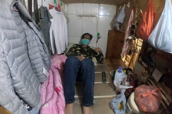 Không thể ra ngoài, hàng nghìn người nghèo Hong Kong nhốt mình trong nhà quan tài từ sáng đến đêm vì sợ virus corona-7