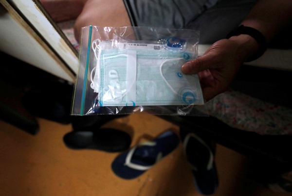 Không thể ra ngoài, hàng nghìn người nghèo Hong Kong nhốt mình trong nhà quan tài từ sáng đến đêm vì sợ virus corona-9