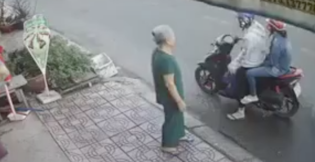 CLIP: Đôi nam nữ mua thùng bia rồi lừa cụ bà quay vào trong, tranh thủ cơ hội phóng xe đi mất khiến người xem phẫn nộ-1